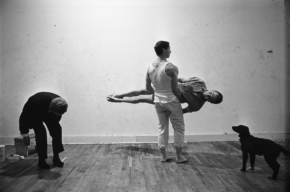 Rehearsal for Rauschenberg’s Spring Training (1965) in his Broadway studio, New York, 1965. Pictured from left: Alex Hay, Steve Paxton and Robert Rauschenberg. Photo Ugo Mulas. © 2017 Ugo Mulas Heirs. All rights reserved. Courtesy Archivio Ugo Mulas, Milan—Galleria Lia Rumma, Milan/Naples<br/>